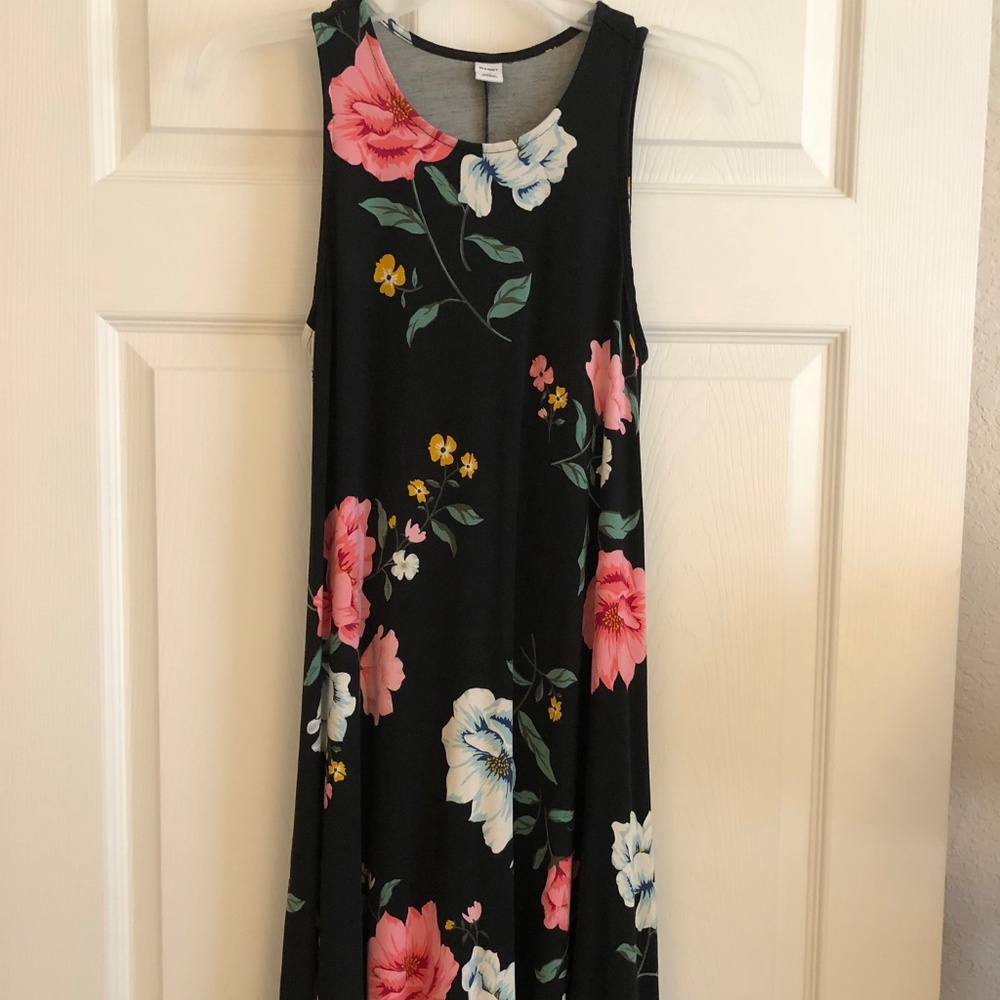 Black/floral print Sleeveless swing dress.
